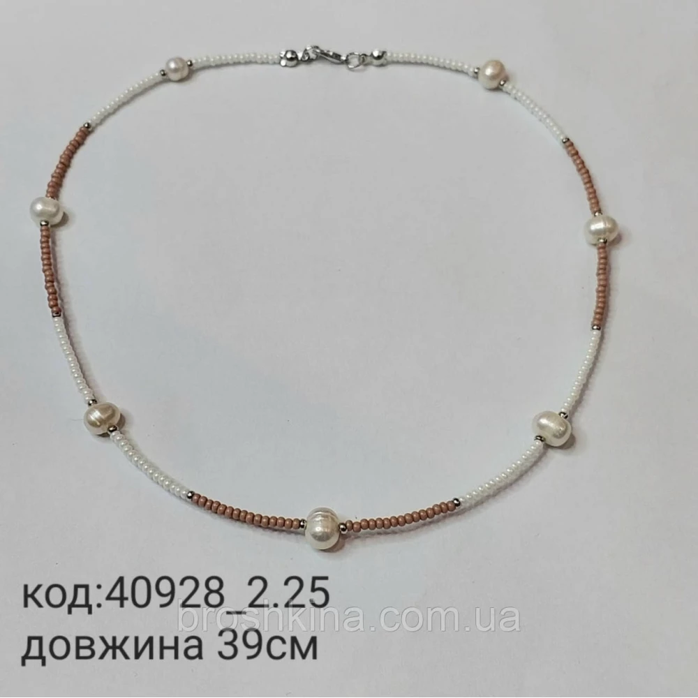 Колье из темно коричневого бисера с сердечком на леске ручная работа